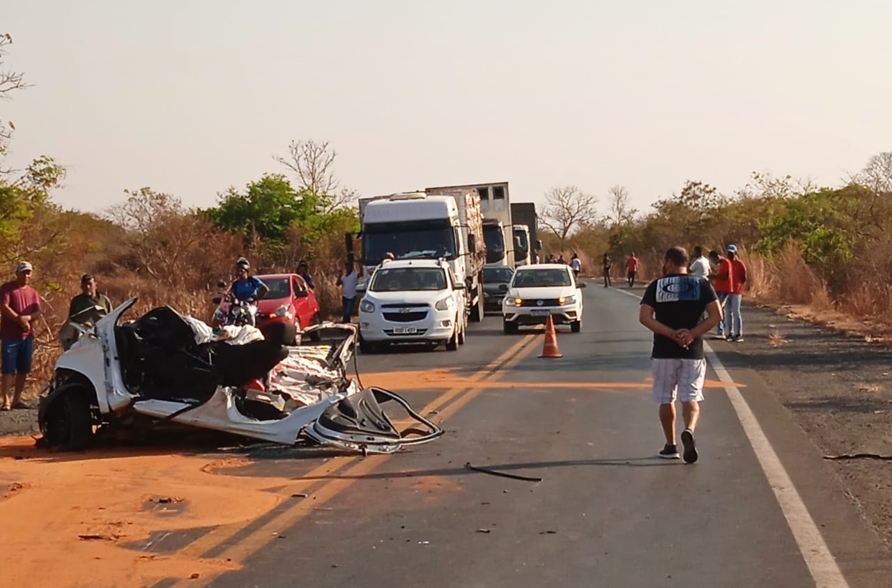 Colisão entre ônibus e carro de passeio deixa saldo de quatro mortos em MG, condutor do coletivo é natural de Dom Basílio