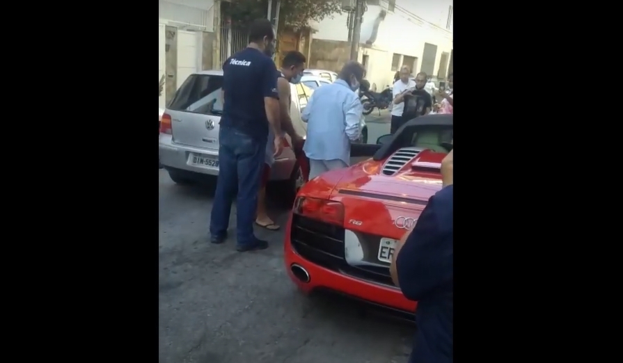 Vídeo: Carro de luxo do cantor Roberto Carlos para de funcionar em rua no RJ