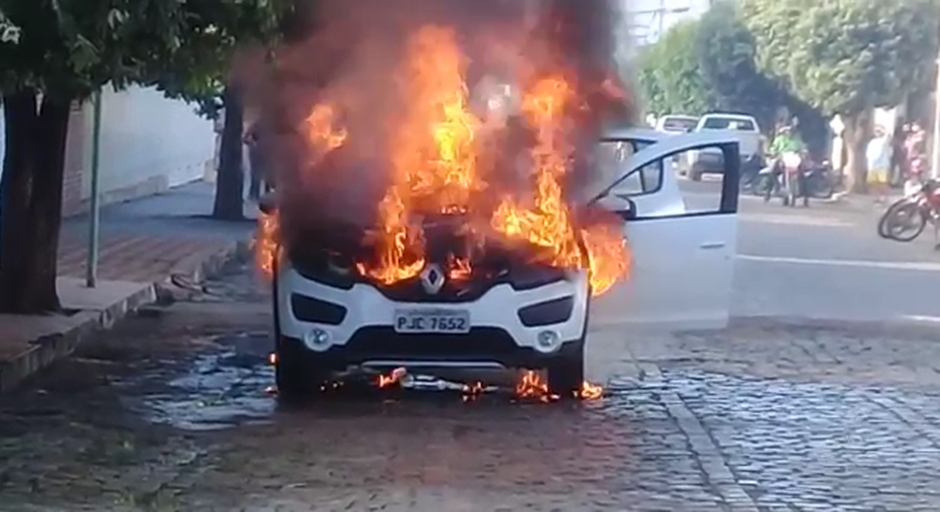 Livramento: Veículo pega fogo em via pública em provável pane elétrica