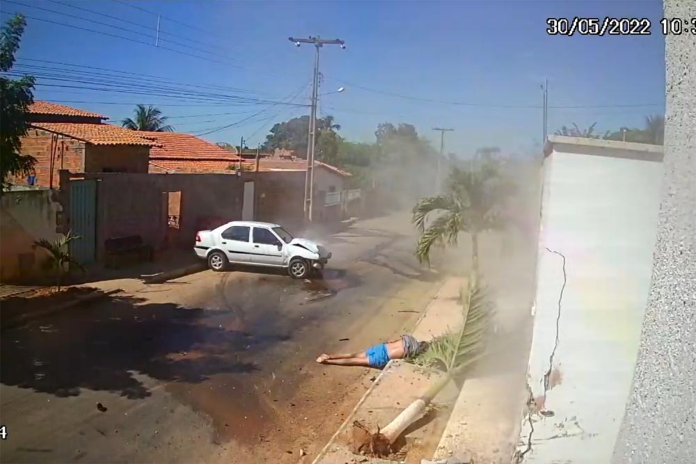 Livramento: Motorista embriagado é arremessado de carro após bater em muro de residência