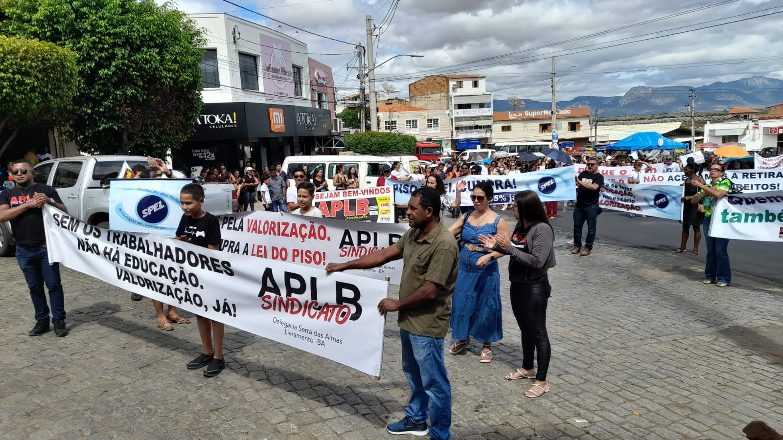 Professores cobram pagamento do piso salarial durante protesto em Livramento