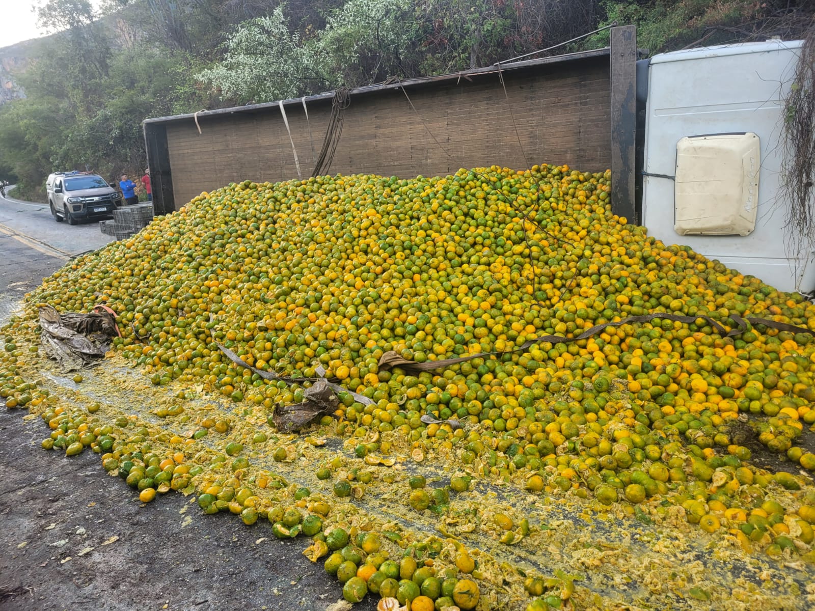 Caminhão carregado de laranjas tomba na BA-148 entre Livramento e Rio de Contas