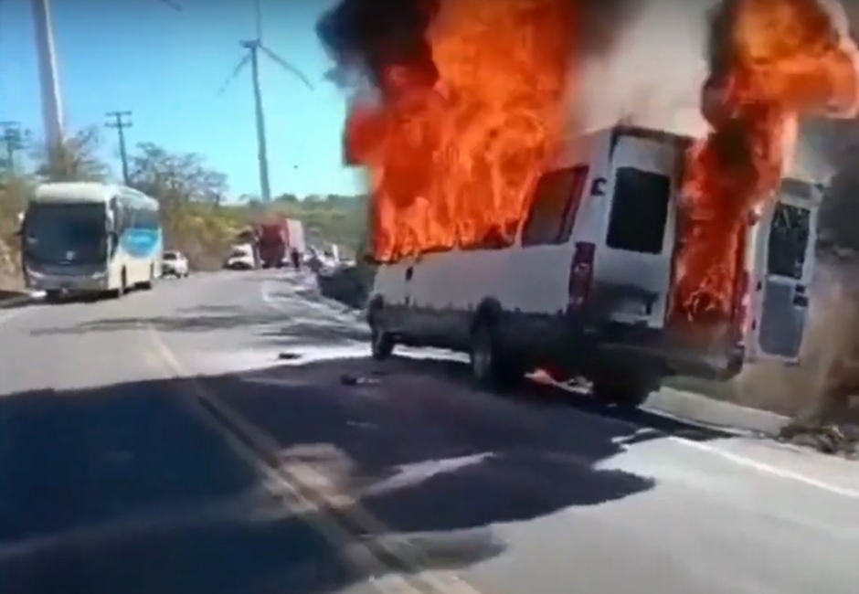 Vídeo: Van fica destruída após incêndio na BR-030, motorista glorifica a Deus pelo livramento