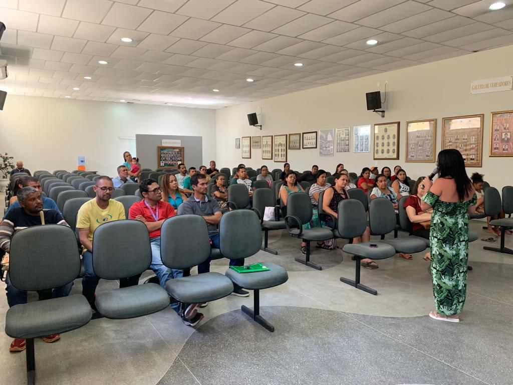 Sem reajuste salarial, professores de Aracatú votam em assembleia pelo indicativo de greve