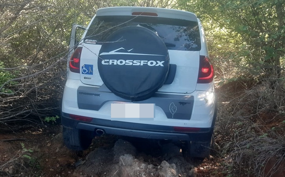 Motorista abandona carro em área de vegetação após sofrer acidente em Brumado