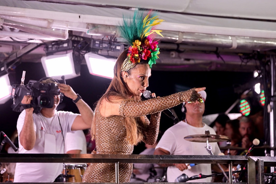 Ivete Sangalo chora após explosão de gás carbônico em trio no Carnaval de Salvador