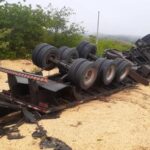 Carreta carregada de milho tomba na Serra do Engano em Anagé