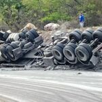 Caminhão carregado de cimento tomba na BA-148 próximo a Marcolino Moura