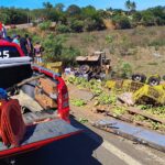 Motorista fica preso às ferragens após caminhão tombar na BR-030 em Caetité